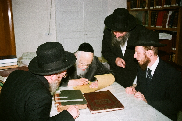 Maran Rav Elyashiv, shlita, signs writ of inauguration of HaRav Yehuda Gans, shlita, Rov of K'hal Adas Yeshurun—Jerusalem